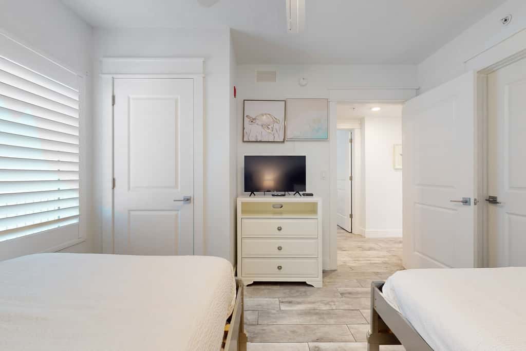 Blu 305 - Gulf-front condo with upgraded features - quick drive to entertainment