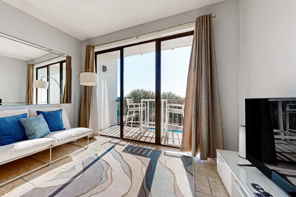 Wonderful sound-front studio with pool, central AC, balcony & elevator