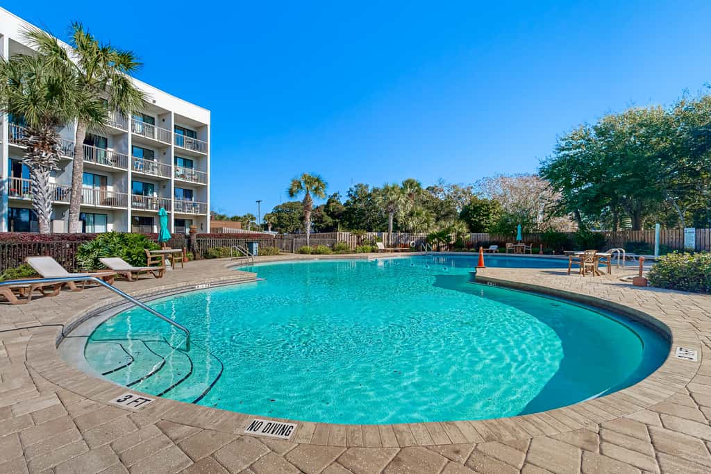 Wonderful sound-front studio with pool, central AC, balcony & elevator