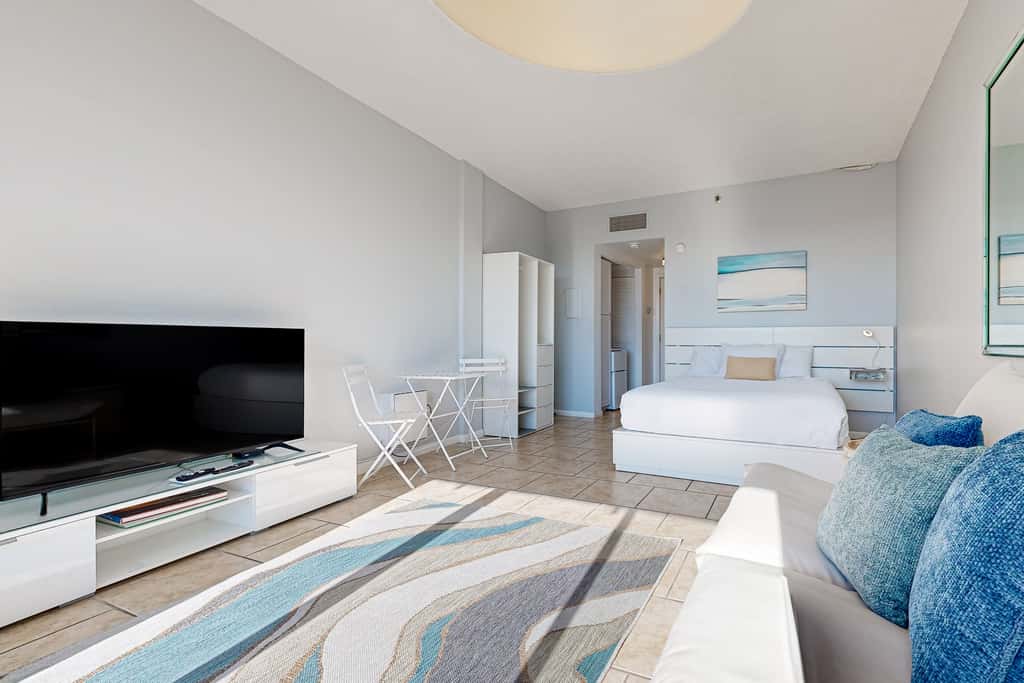 Wonderful sound-front studio with pool, central AC, balcony & elevator