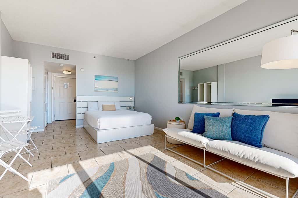 Wonderful sound-front studio with pool, central AC, balcony & elevator