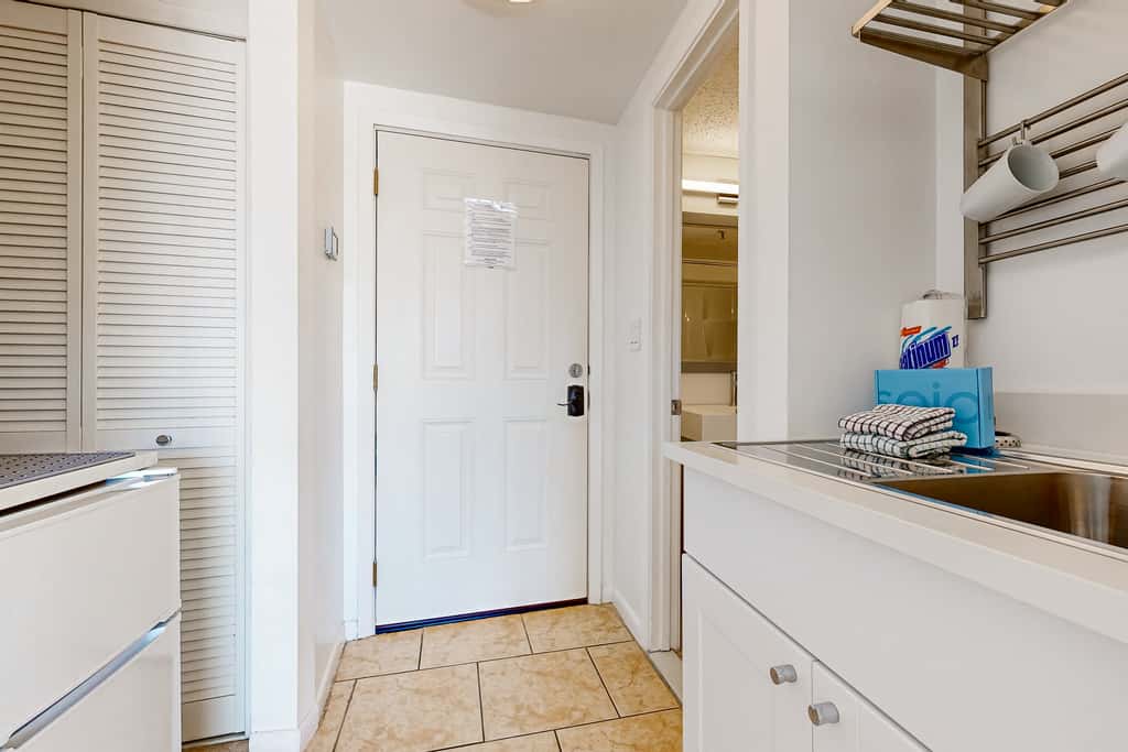 Wonderful sound-front studio with pool, central AC, balcony & elevator