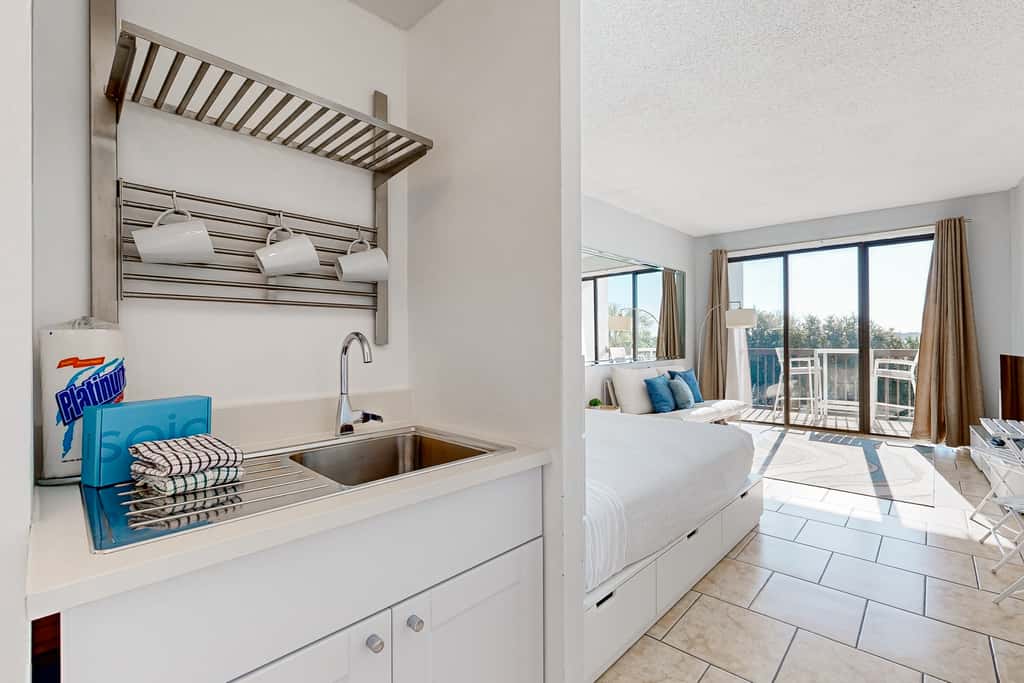 Wonderful sound-front studio with pool, central AC, balcony & elevator