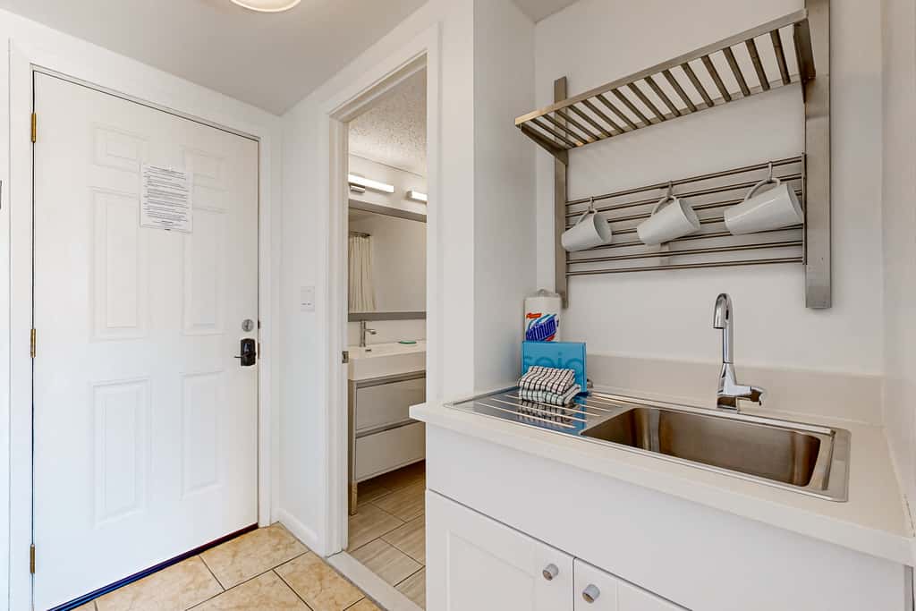 Wonderful sound-front studio with pool, central AC, balcony & elevator