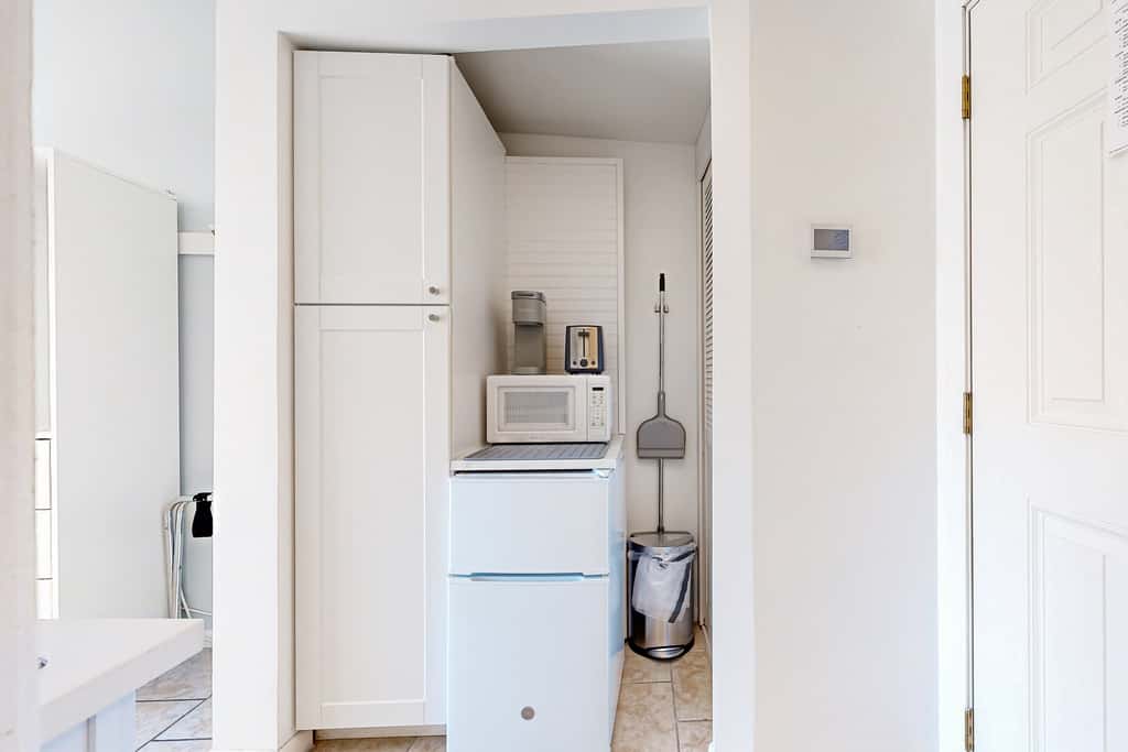 Wonderful sound-front studio with pool, central AC, balcony & elevator