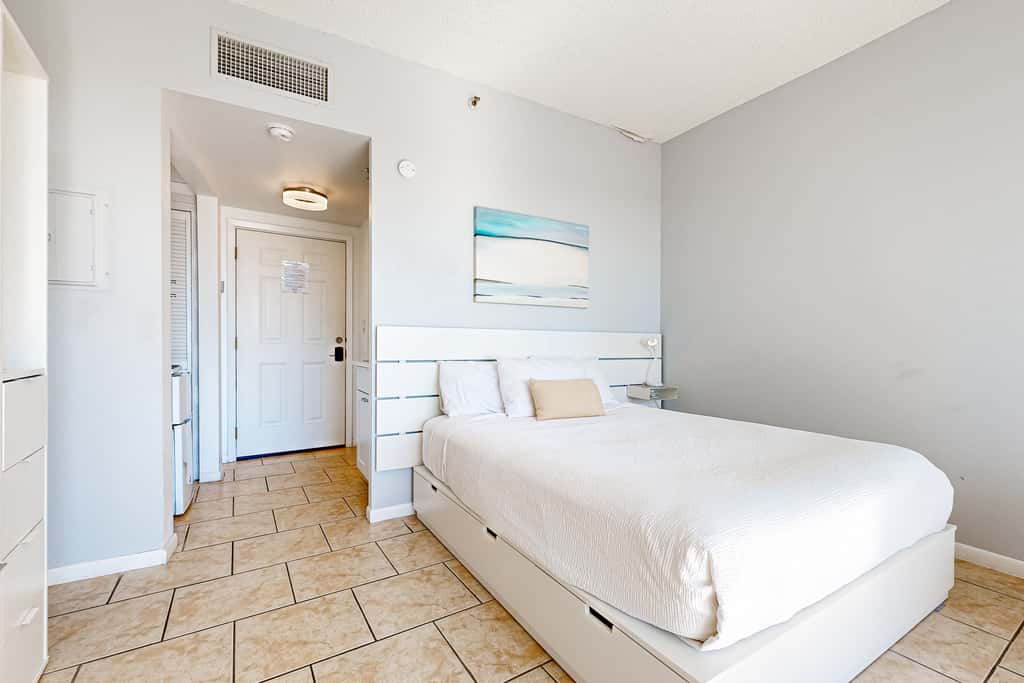 Wonderful sound-front studio with pool, central AC, balcony & elevator