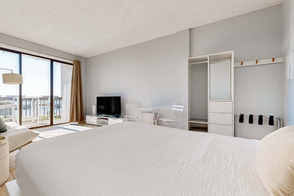 Wonderful sound-front studio with pool, central AC, balcony & elevator