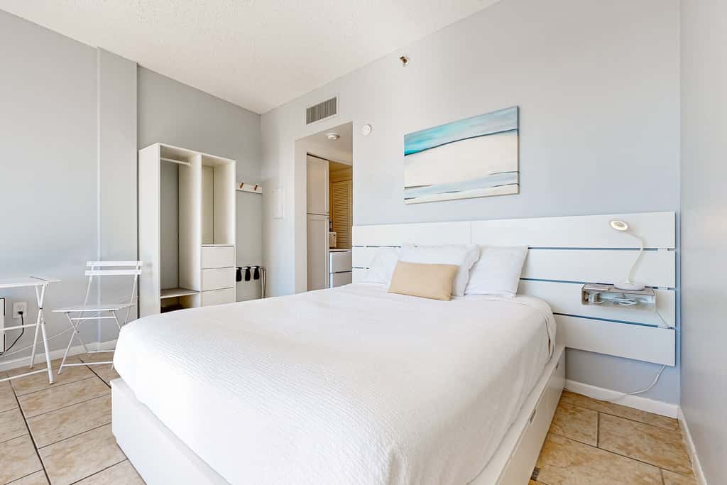 Wonderful sound-front studio with pool, central AC, balcony & elevator