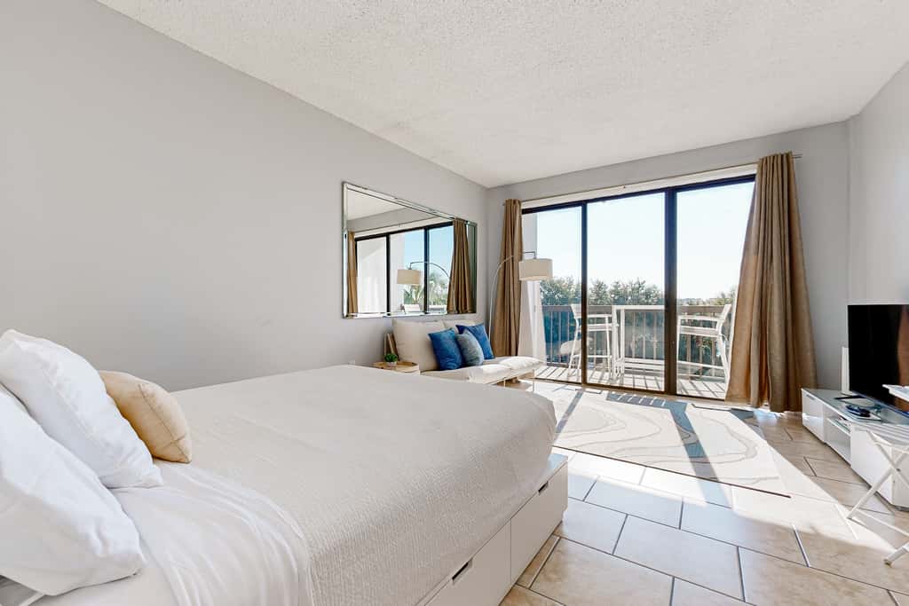 Wonderful sound-front studio with pool, central AC, balcony & elevator