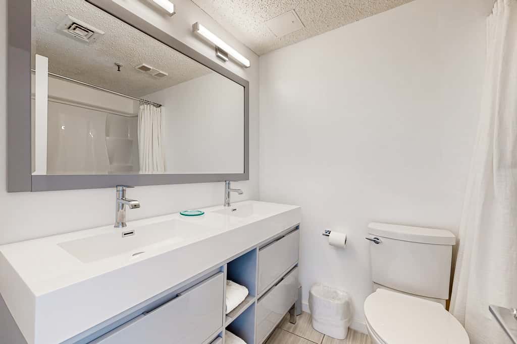 Wonderful sound-front studio with pool, central AC, balcony & elevator