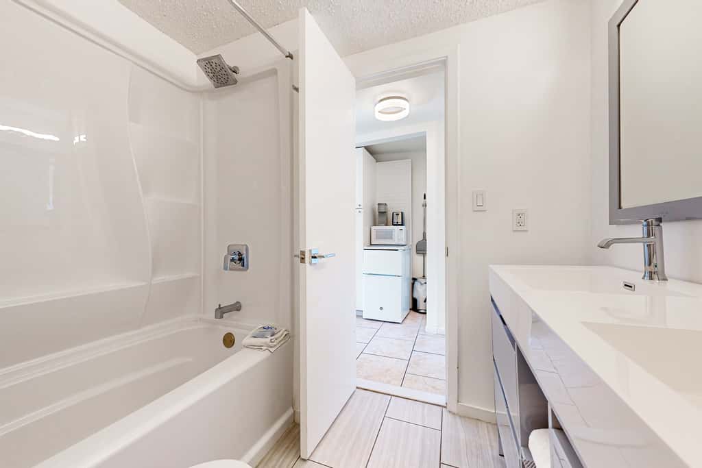 Wonderful sound-front studio with pool, central AC, balcony & elevator