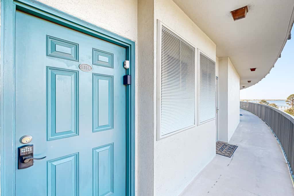 Wonderful sound-front studio with pool, central AC, balcony & elevator