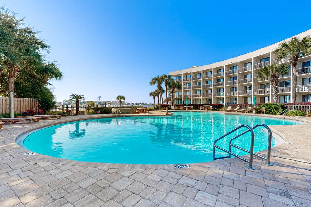 Wonderful sound-front studio with pool, central AC, balcony & elevator