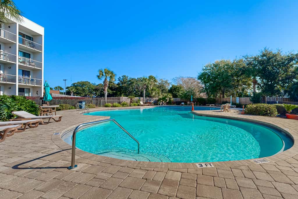 Wonderful sound-front studio with pool, central AC, balcony & elevator