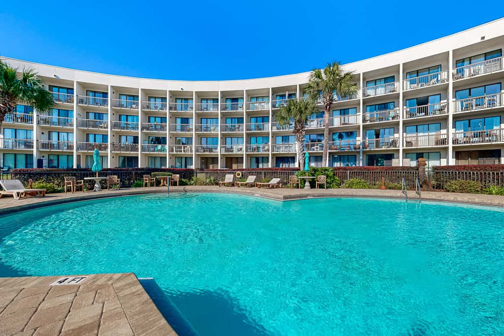 Wonderful sound-front studio with pool, central AC, balcony & elevator