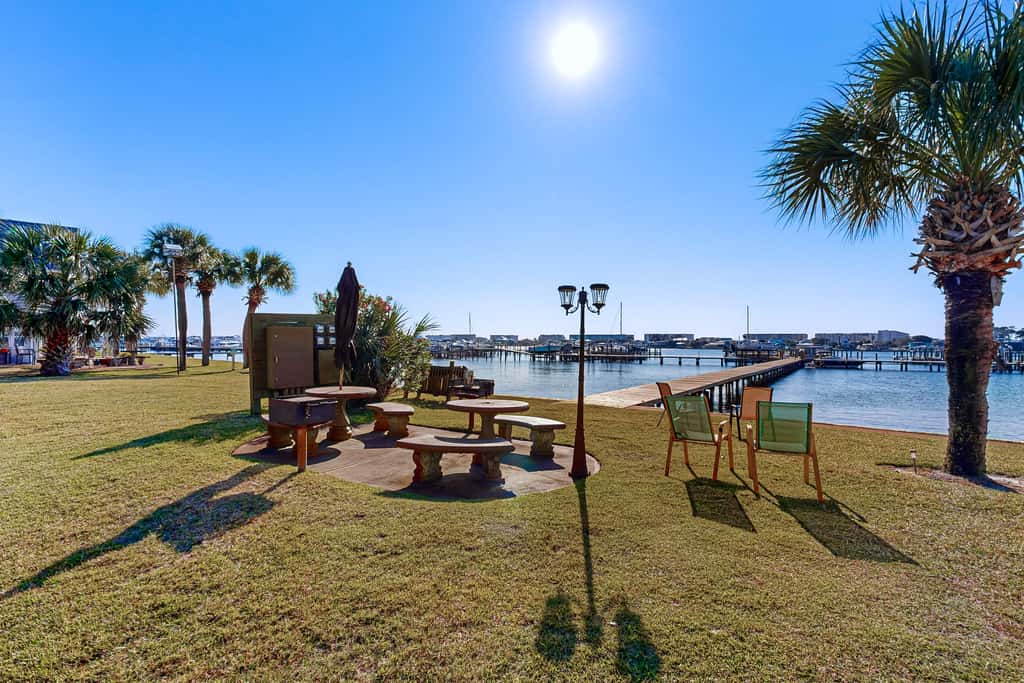 Wonderful sound-front studio with pool, central AC, balcony & elevator