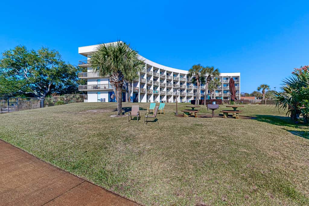 Wonderful sound-front studio with pool, central AC, balcony & elevator