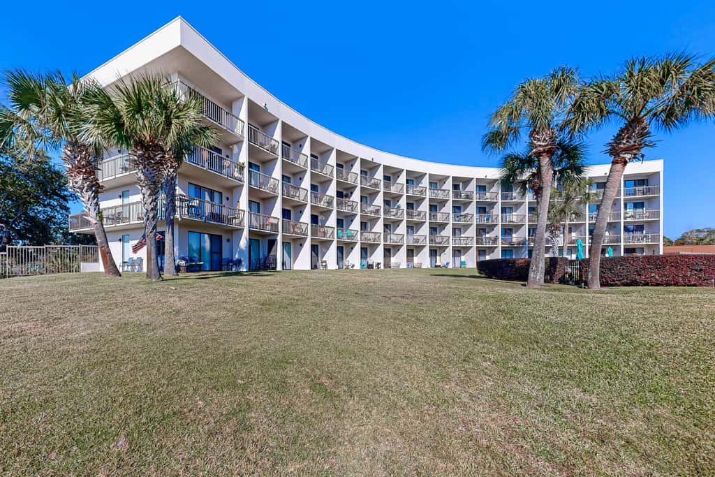 Wonderful sound-front studio with pool, central AC, balcony & elevator