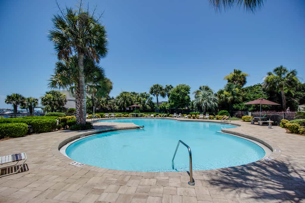 Wonderful sound-front studio with pool, central AC, balcony & elevator