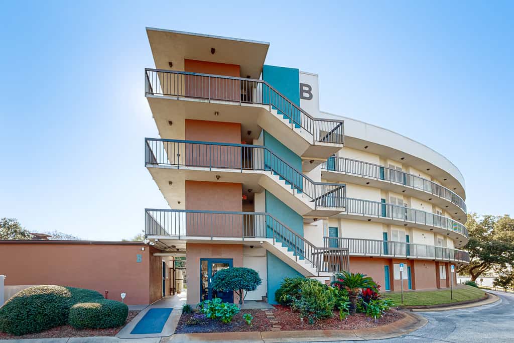 Wonderful sound-front studio with pool, central AC, balcony & elevator