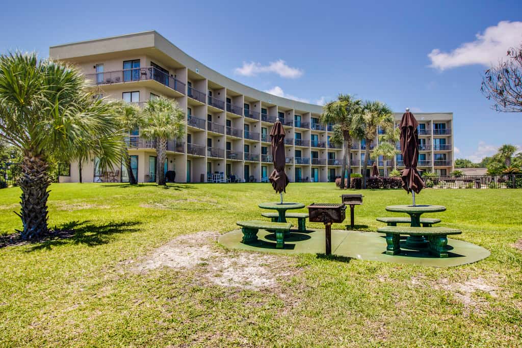 Wonderful sound-front studio with pool, central AC, balcony & elevator
