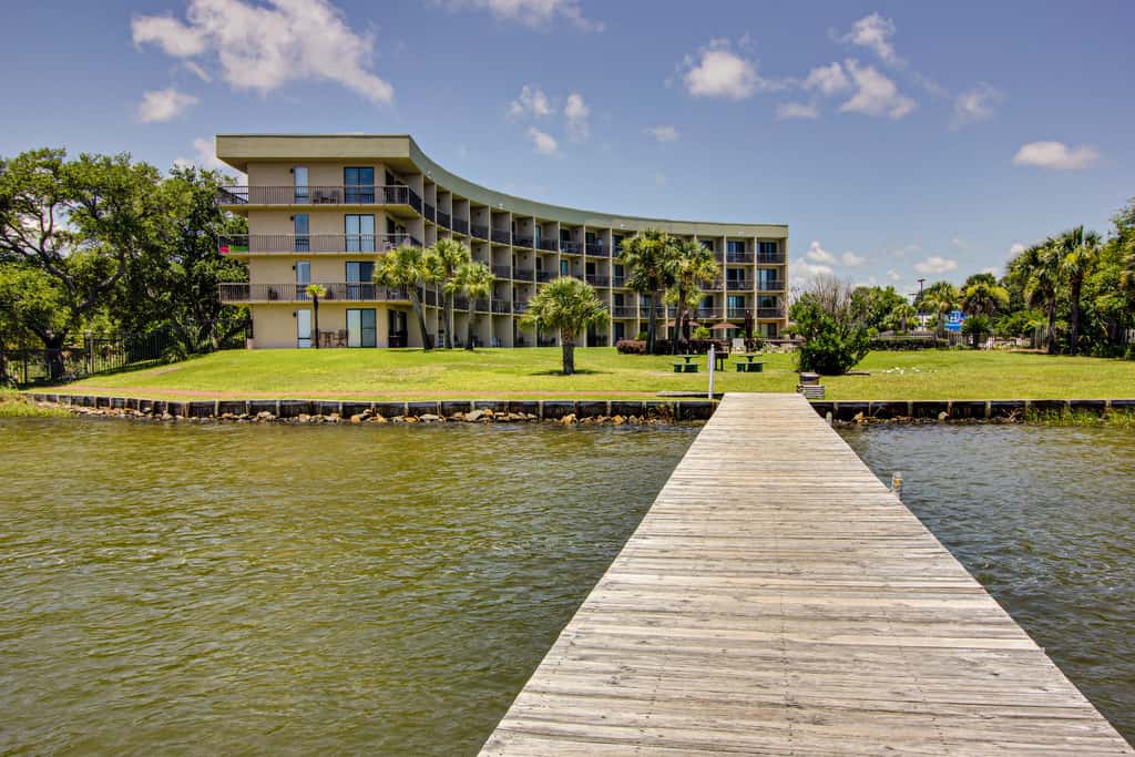 Wonderful sound-front studio with pool, central AC, balcony & elevator