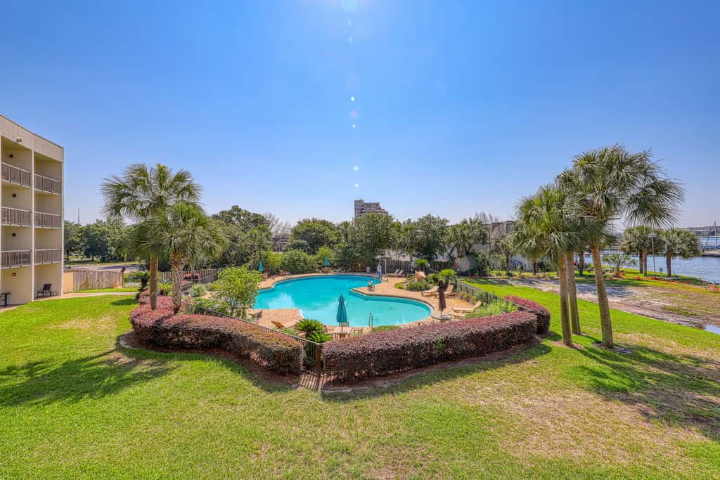 Wonderful sound-front studio with pool, central AC, balcony & elevator