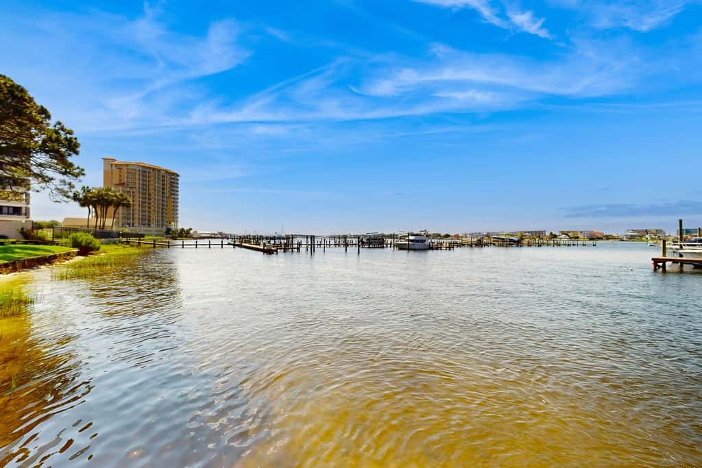 Wonderful sound-front studio with pool, central AC, balcony & elevator