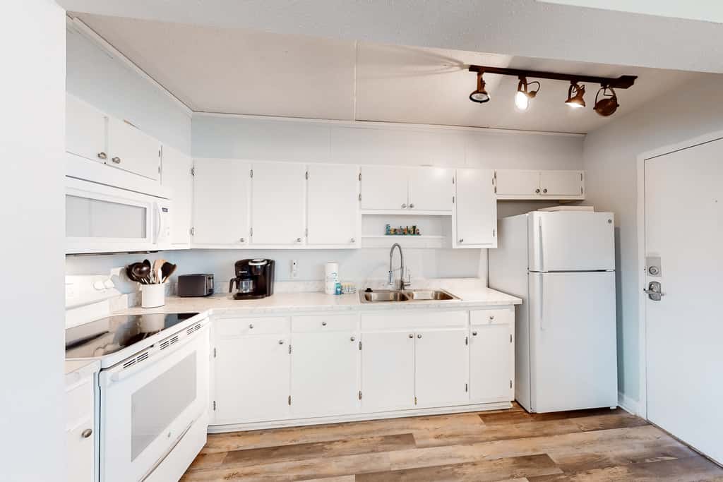 Waterfront condo with pool, central AC, washer&dryer, and WiFi