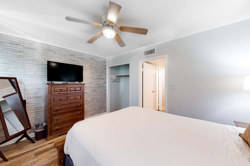 Waterfront condo with pool, central AC, washer&dryer, and WiFi