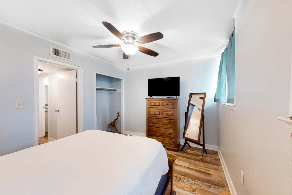 Waterfront condo with pool, central AC, washer&dryer, and WiFi