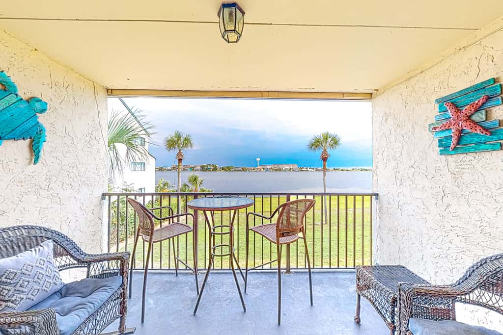 Waterfront condo with pool, central AC, washer&dryer, and WiFi