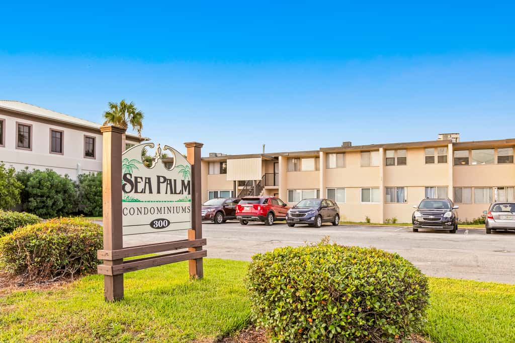 Waterfront condo with pool, central AC, washer&dryer, and WiFi