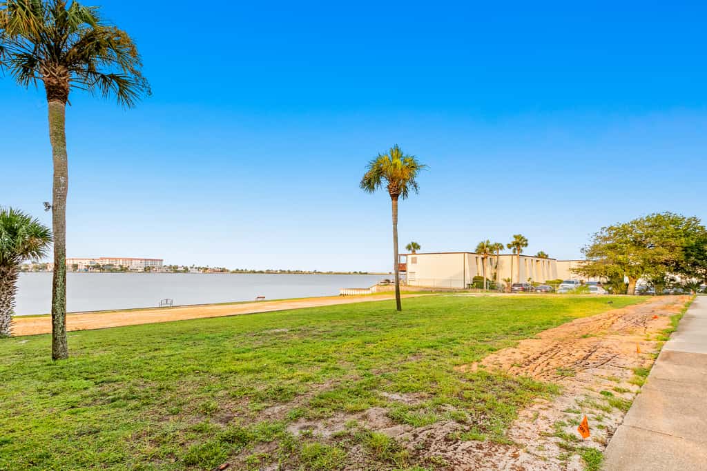 Waterfront condo with pool, central AC, washer&dryer, and WiFi