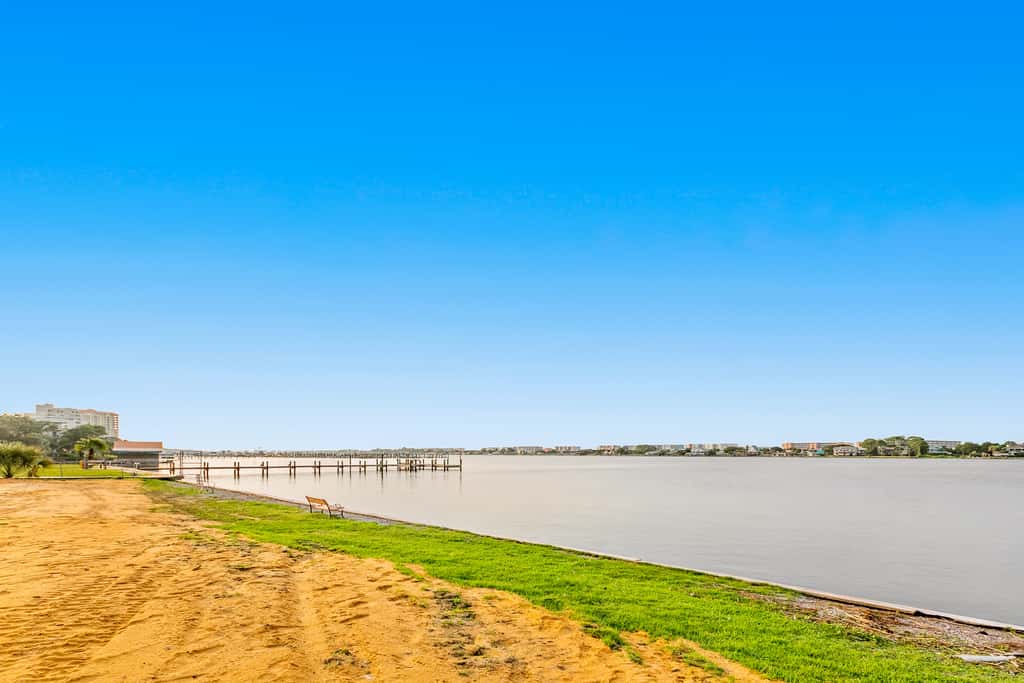 Waterfront condo with pool, central AC, washer&dryer, and WiFi