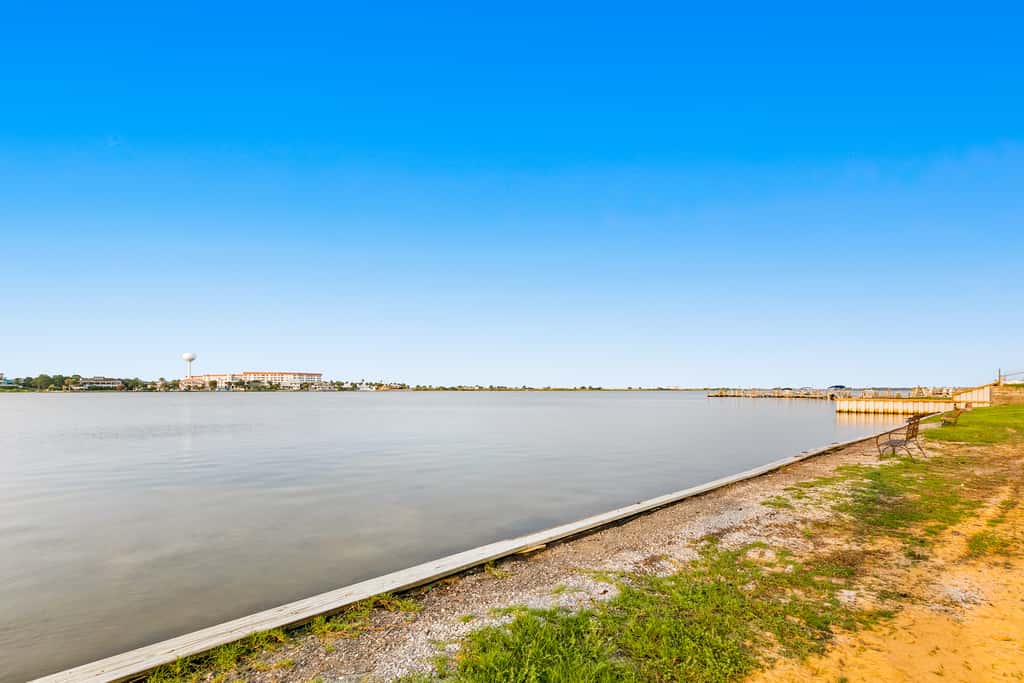 Waterfront condo with pool, central AC, washer&dryer, and WiFi