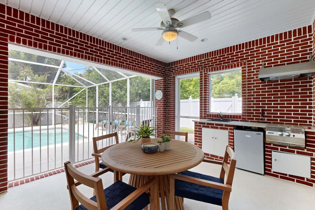 Lovely house with private saltwater pool & screened lanai - snowbird-friendly