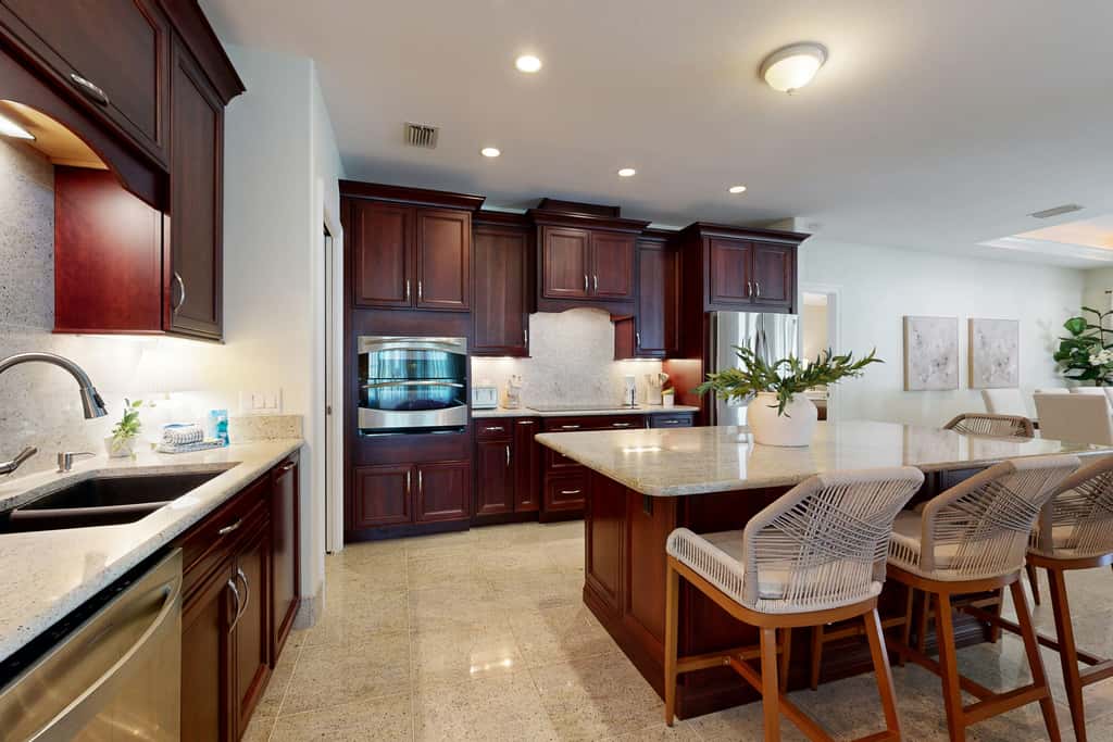 Lovely house with private saltwater pool & screened lanai - snowbird-friendly