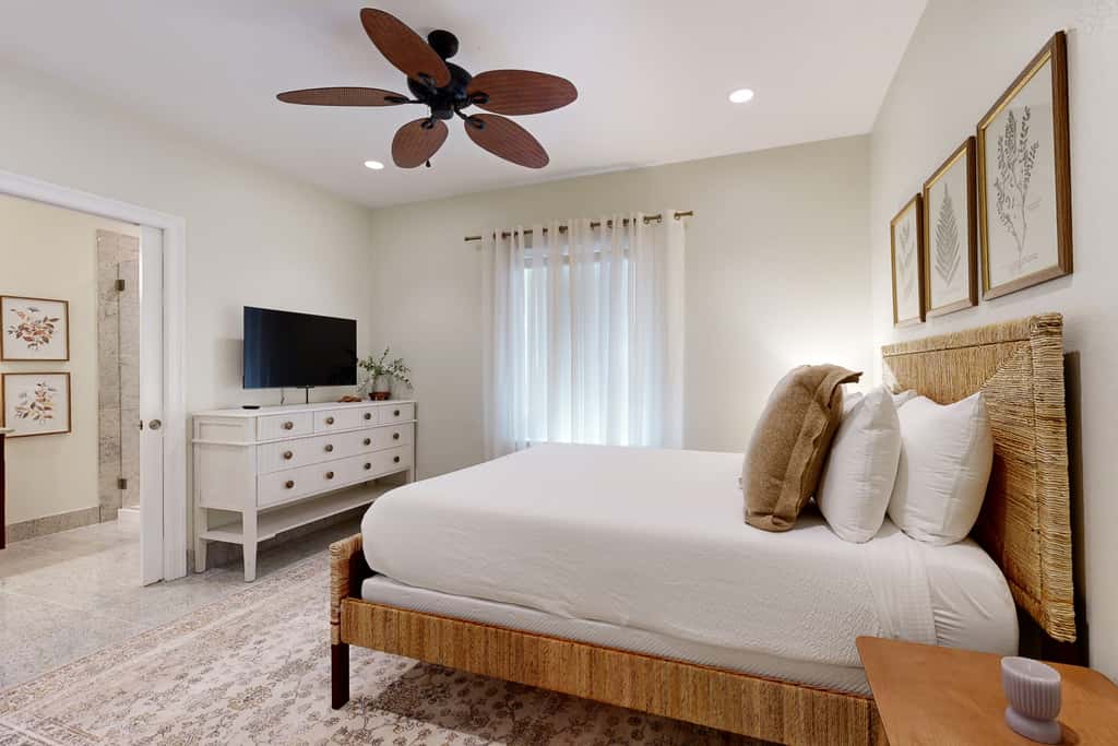 Lovely house with private saltwater pool & screened lanai - snowbird-friendly
