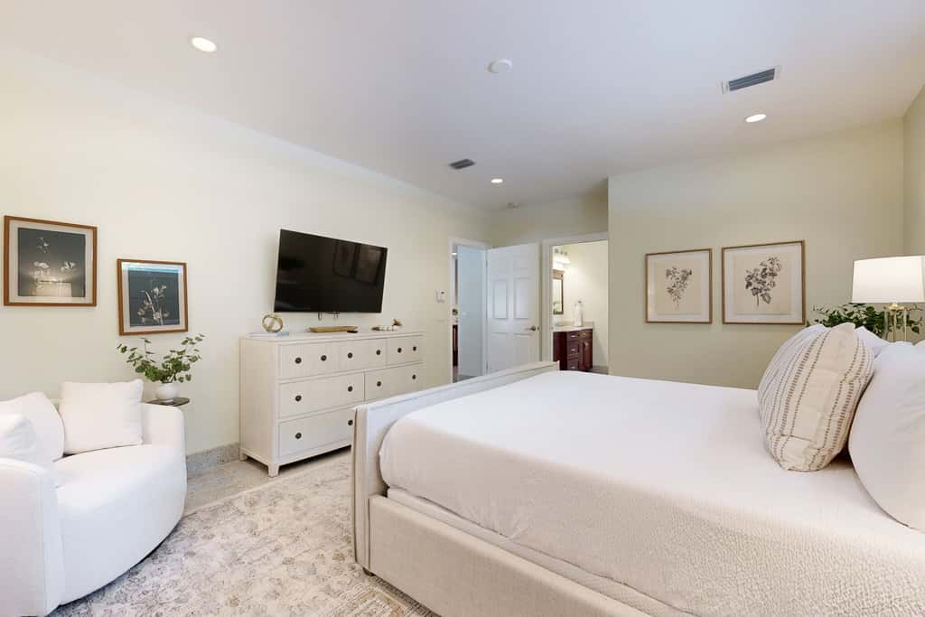 Lovely house with private saltwater pool & screened lanai - snowbird-friendly
