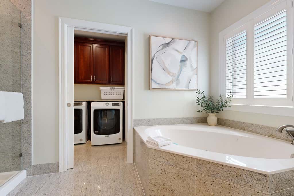 Lovely house with private saltwater pool & screened lanai - snowbird-friendly