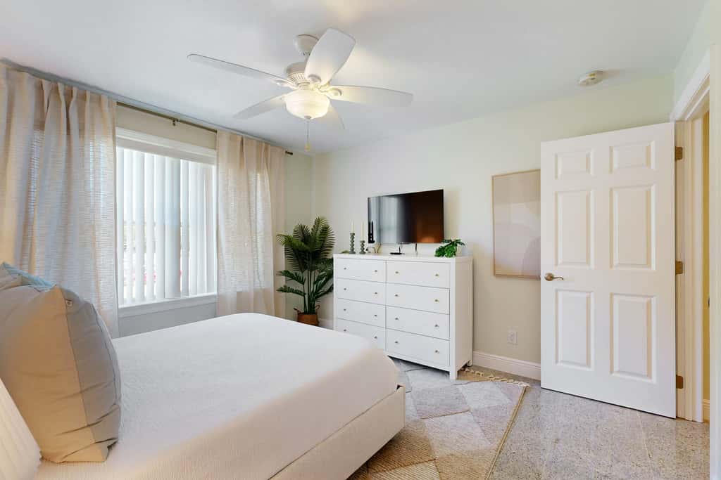 Lovely house with private saltwater pool & screened lanai - snowbird-friendly