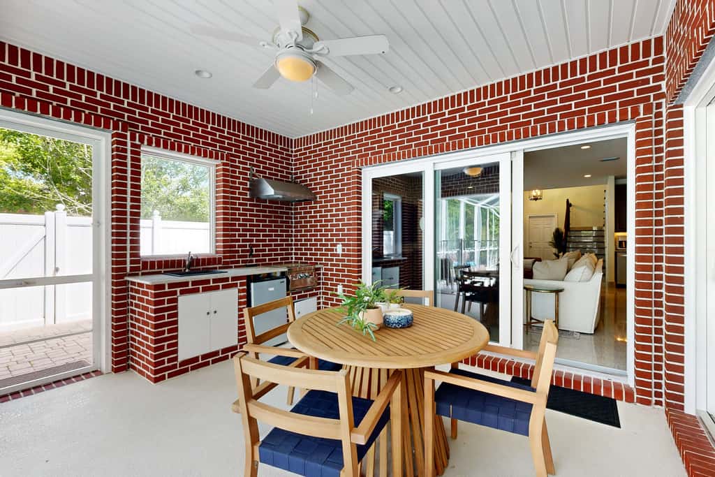 Lovely house with private saltwater pool & screened lanai - snowbird-friendly