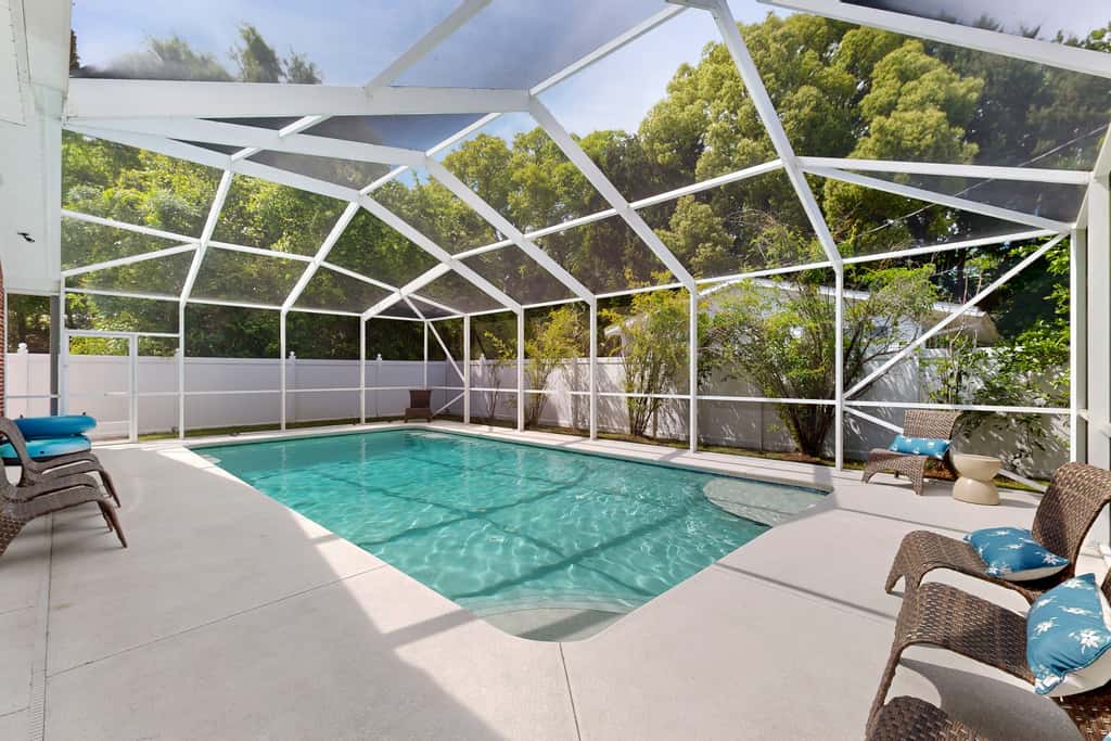 Lovely house with private saltwater pool & screened lanai - snowbird-friendly