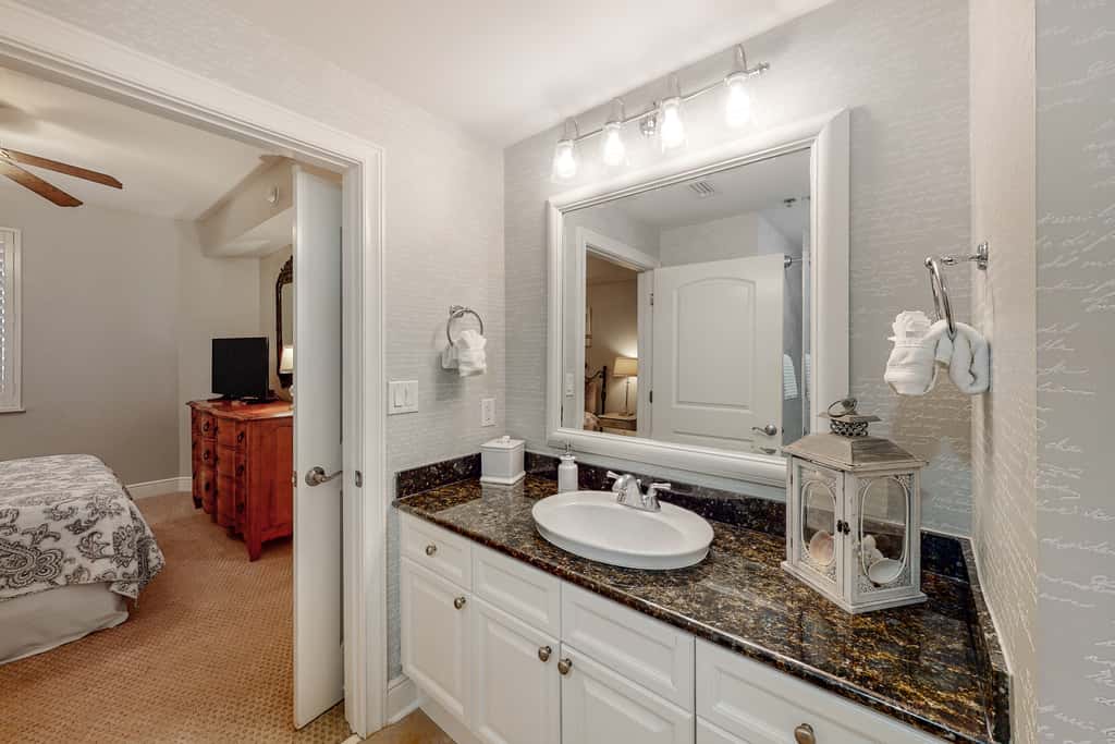 Gulf-view condo with beachfront access, pool, hot tub, gym, AC, & washer&dryer