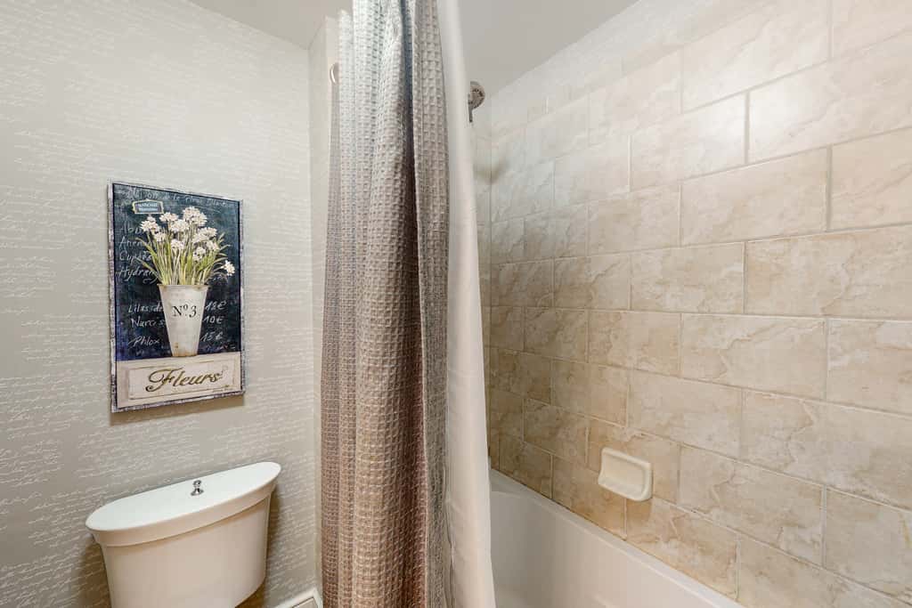 Gulf-view condo with beachfront access, pool, hot tub, gym, AC, & washer&dryer