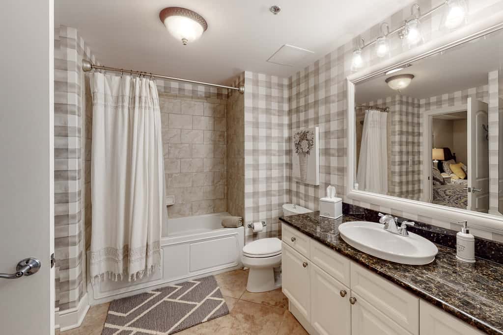 Gulf-view condo with beachfront access, pool, hot tub, gym, AC, & washer&dryer