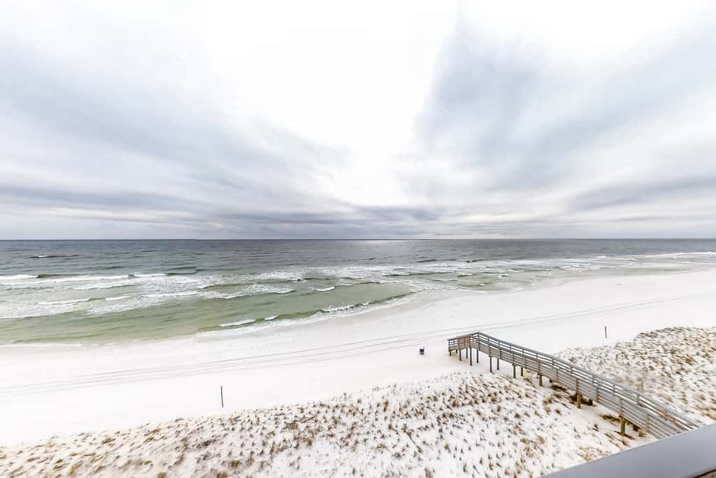 Wonderful Gulf-front condo with pool, corner balcony, central AC & beach access