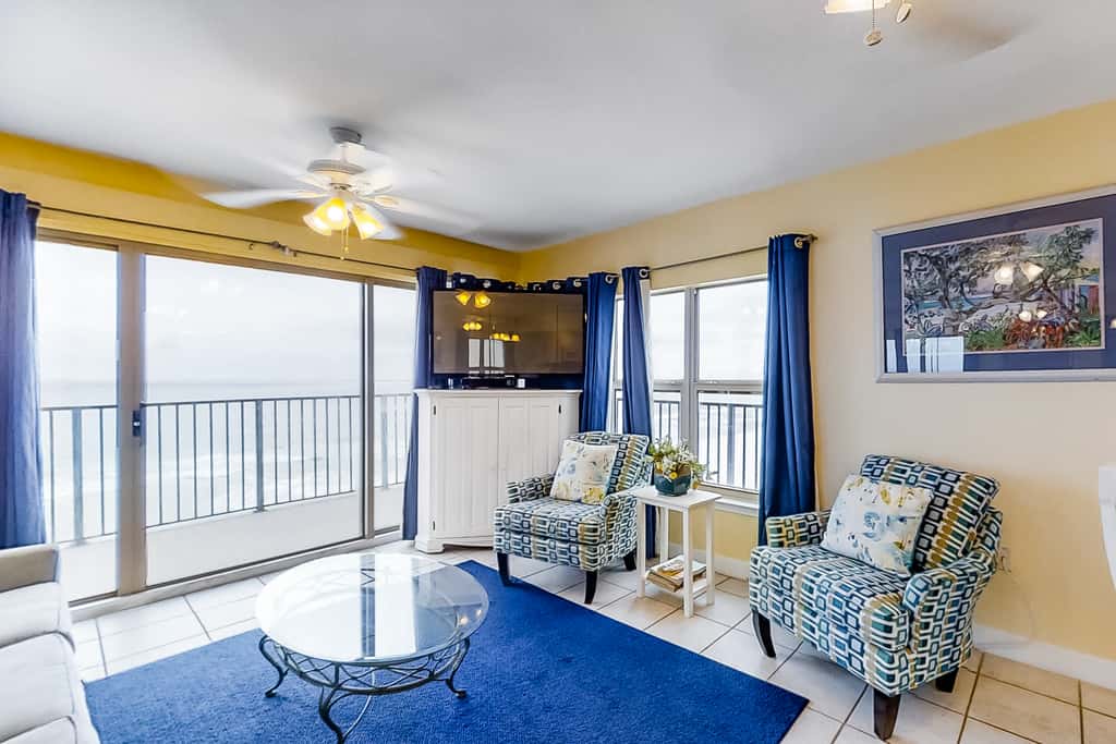 Wonderful Gulf-front condo with pool, corner balcony, central AC & beach access