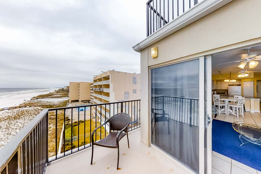 Wonderful Gulf-front condo with pool, corner balcony, central AC & beach access
